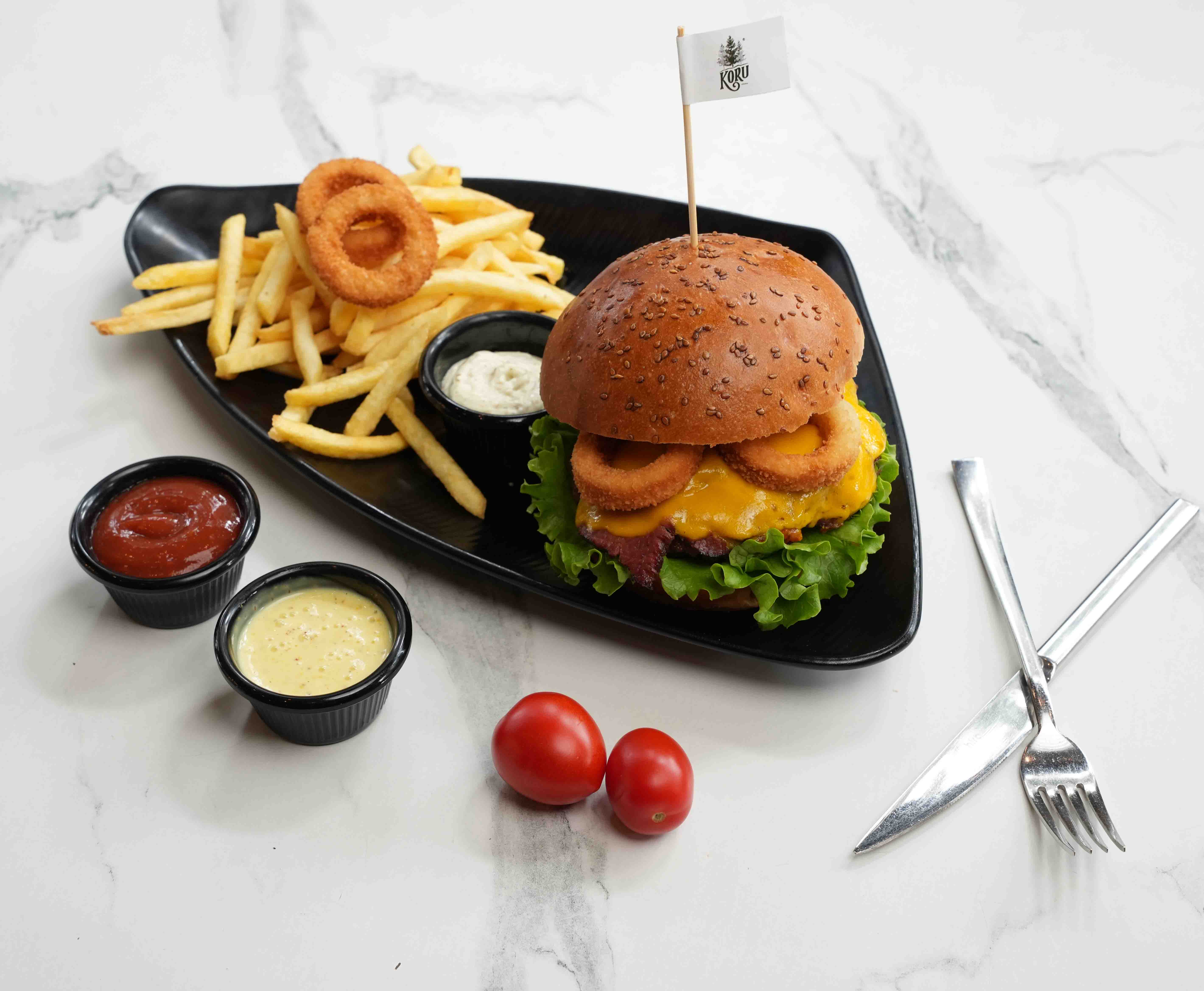 Füme Etli Kızarmış Soğan Halkalı Cheeseburger (150 gr)